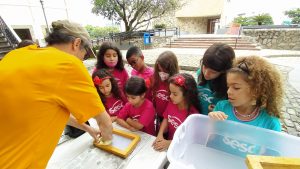 Oficina de papel reciclado com o Sesc+ Infância da Tijuca