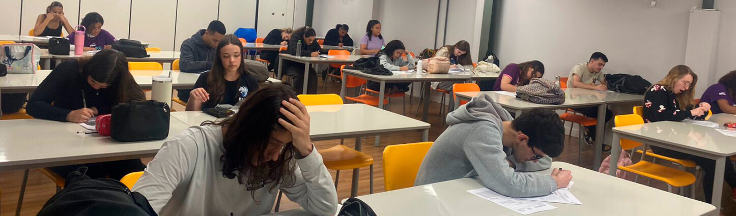 Estudantes do Pré-Vestibular Futuro em Curso do Sesc Nova Friburgo participaram da Vivência ENEM 2025