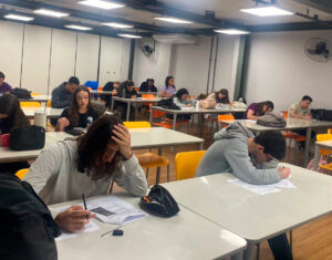 Estudantes do Pré-Vestibular Futuro em Curso do Sesc Nova Friburgo participaram da Vivência ENEM 2025